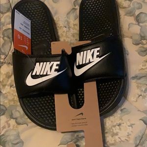 BLACK NIKE SLIDES